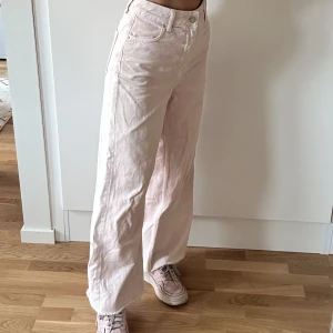 rosa jeans - Jättefina ljusrosa jeans från Mango i storlek 32! De är lätt utsvängda. Använda men i bra skick ☺️ Hör av dig om du undrar något👋🏼✨🤍