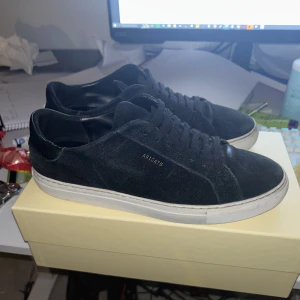 Axel Arigato Clean 90s - Axel Arigato Clean 90s. Skick 7/10. Nypris 2300kr, Mitt pris: 1100kr