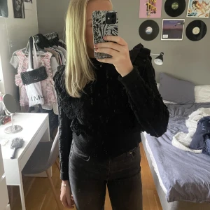 Stickad zara-tröja - Säljer nu denna fina stickade från Zara. Det är mycket detaljer i det stickade och den är jättefin. Är i väldigt bra skick. ☺️