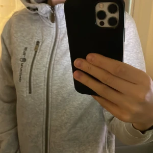 Grå Sail reacing kofta - Inte använd så mycket, tvättad 2-3 gånger, inga fläckar hel och fin😃