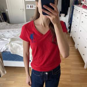 En röd t-shirt från Ralph Lauren i väldigt skön bomull🥰 Använd max 2 gånger. Säljer då det inte är min stil. Storlek XS men är lite stor i storleken. 