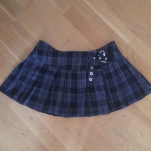 Lip service kjol med spännen! - Storlek; SMALL