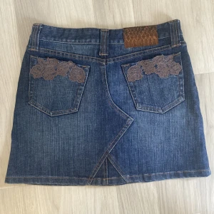 Jeanskjol  - Super snygg vintage jeans kjol från märket Avant Premiere. Äkta skinn på bakdelen av kjolen plus jättefina sömn mönster och detaljer! 