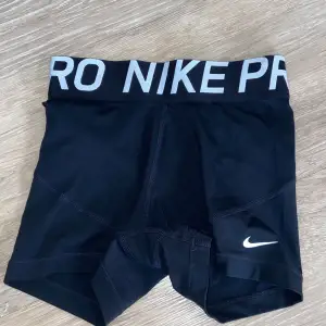 Träningsshorts nike pro från Nike strl Xs. Använda fåtal gånger. Nyskick. Säljer för 49kr 