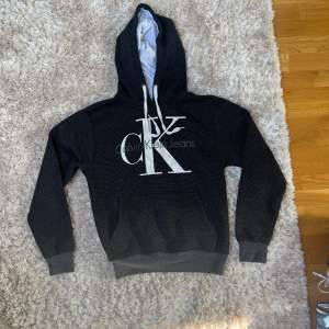 Hej säljer en stilig Calvin Klein hoodie i storleken small👕 för bara 300kr🌟texten har börjat fada lite som man kan se på bilden men annars är den bra 👍 kontakta vid minsta fundering 💭😇