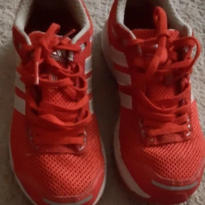 Adidas - Röda i bra ski k. Storlek 36