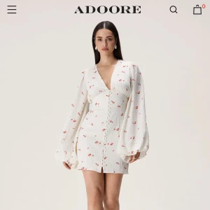 Adoore klänning - Dör för denna underbara klänning men tyvärr har den gjort sitt i min garderob!! Modellen är så fin och passar alla💗