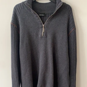 Half zip  - Säljer min Bon’A Parte’ stickad tröja Half zip för den inte kommer till så mycket användning. As skön och håller värmen nu inför hösten. Storleken är L men passar den passar S som tur. Skriv för funderingar eller övrigt. 