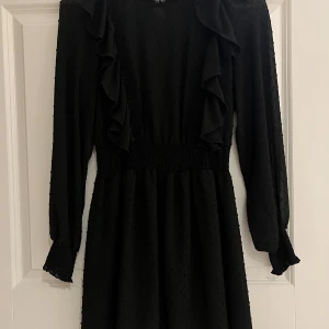 Zara klänning - Säljer denna fina zara klänning andvänd 1 gång inga defekter.