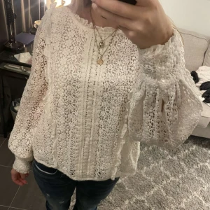 Vit blus - Jättegullig vit blus i fint material, står ingen storlek i men skulle säga att den är i S-M🤍