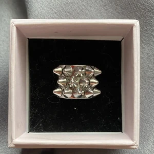 Edblad ring - Säljer min Edblad ring, då den inte kommer till användning, skriv för fler frågor💕 LÅNAD BILD