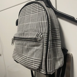 Liten ryggsäck - Liten mönstrad ryggsäck.