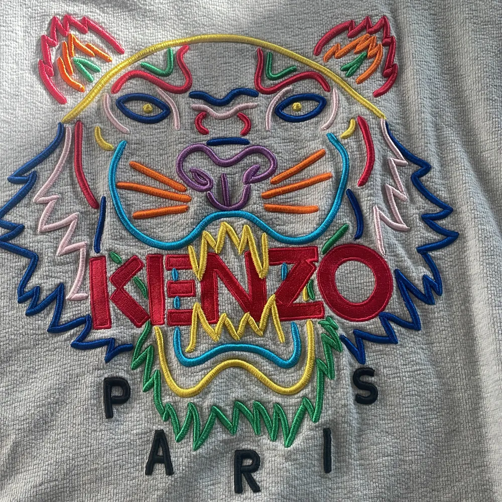 Säljer denna sweatshirt från Kenzo då jag inte använder den. Storlek M. Bra skick, inga fläckar eller märken någonstans. Det finns inte så många av denna modellen. Pris kan diskuteras. Hoodies.