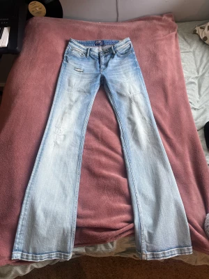 Lågmidjade bootcut jeans - Säljer dessa supersnygga och trendiga lågmidjade byxor från crocker, dem är endast använda 1 gång så de är i väldigt bra skick! Säljer då de är runt 3-5 cm för långa för mig som är 165 cm. Skriv om du är intresserad eller har frågor💗💗💗