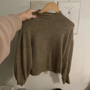 Stickad polo tröja  - Bra skick men kommer tyvärr inte till användning 🤍⭐️🌟