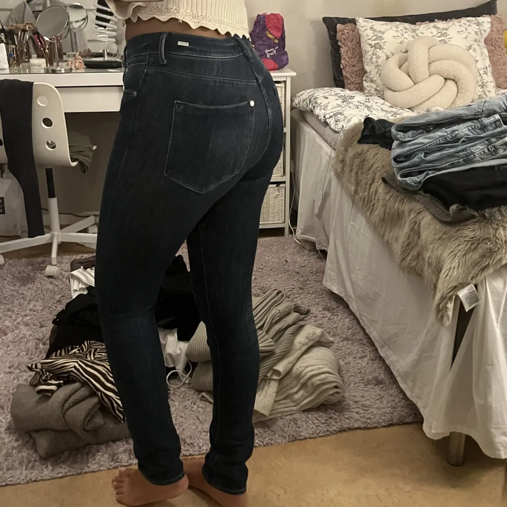 Ett par mörkblåa jeans köpt från h&m. Jätte bekväma som formar kroppen. Storlek 29/32, motsvarar en st 36. Använd några ggr men fortfarande som nya. . Jeans & Byxor.