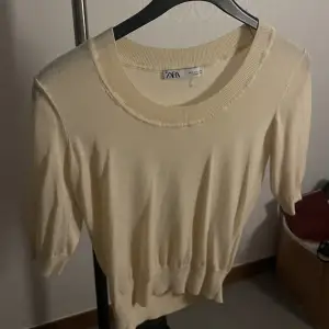 En zara tröja som är cropped som ej kommer till användning 