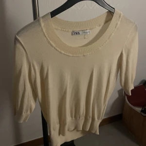 Zara tröja - En zara tröja som är cropped som ej kommer till användning 