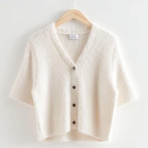 Other stories stickad  - Super söt kortärmad kofta som passar super bra som den är eller med en T-shirt under. Använd fåtal gånger och är i nyskick! Nypris ca 1000kr, säljer dirket för 800🩷