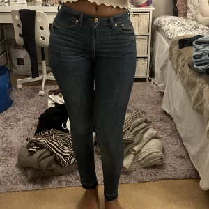 Blåa jeans från h&m  - Ett par normalhöga jeans köpt från h&m. I storlek 26/30, dvs en 34-36. Väldigt bekväma byxor som formar kroppen. Aldrig använda.