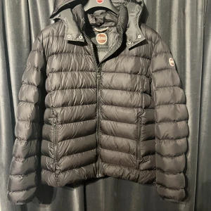 Colmar jacka  - Colmar jacka i mycket fint skick, storlek 56 vilket motsvarar en xl, nypris 6000, pris kan diskuteras. Hör av dig om du några funderingar!