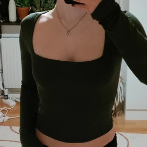 Långärmad  - Säljer denna supersnygga tröjan som vara är användt ett par fåtal gånger. Bara att skriva om du har några funderingar💕
