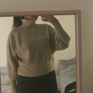 Stickad tröja - Säljer denna mysiga tjocktröjan från Hm. Storlek S.