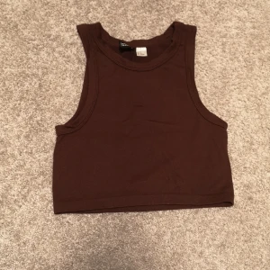 Brun topp - En superfin ribbad brun crop top. I storlek S. I nyskick. 