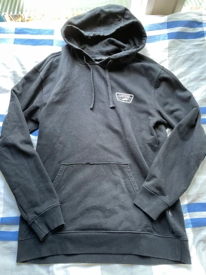 Vans hoodie! - Säljer nu min snygga vanshoodie för att den inte kommer till användning! Mycket bra skick, Storlek L men sitter mer som en M! Inköpt för 599kr. Kolla gärna resten av min profil! Håller på och garderobränsa. Skickar gärna flera produkter i samma paket!