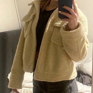 Höst jacka - Helt oanvänd beige Teddy höst jacka från Gina Tricot. Storlek 34 (Finns fler bilder)