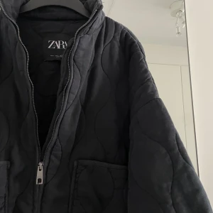 Zara jacka ⚡️ - En helt oanvänd jacka från Zara! Säljer då jag inte hann byta storlek.. Jätte snygg och passar perfekt som en höstjacka! 