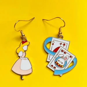 Alice in wonderland örhängen 💛 - Nickelfria krokar och fri frakt 💛