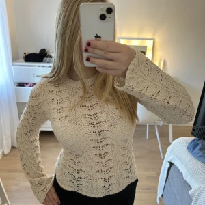  Genomskinlig Stickad tröja  - Stickad tröja ifrån mango. Passar bra som en bikini cover up då den är lite genomskinlig. Använd få tal gånger.