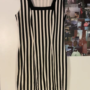 VINTAGE KLÄNNING - Jättefin klänning som tyvärr inte kommer till användning längre! Den sitter jätte snyggt och det är bara komma PM för fler bilder och använd gärna köp nu!! Priset är diskuterbart🌟🌟