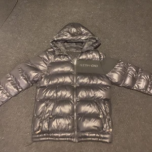 Alessandro zavetti jacka - vinterjacka som är väldigt fin och skön, den är lite för stor och därför ska jag sälja den