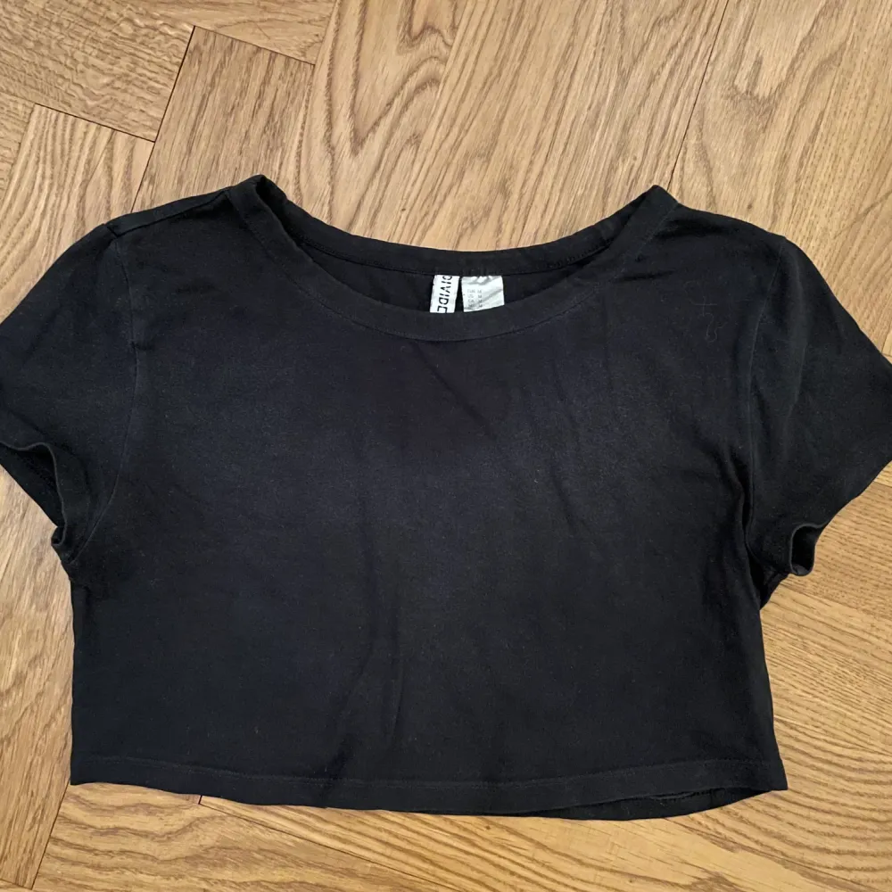 Svart crop top . Toppar.