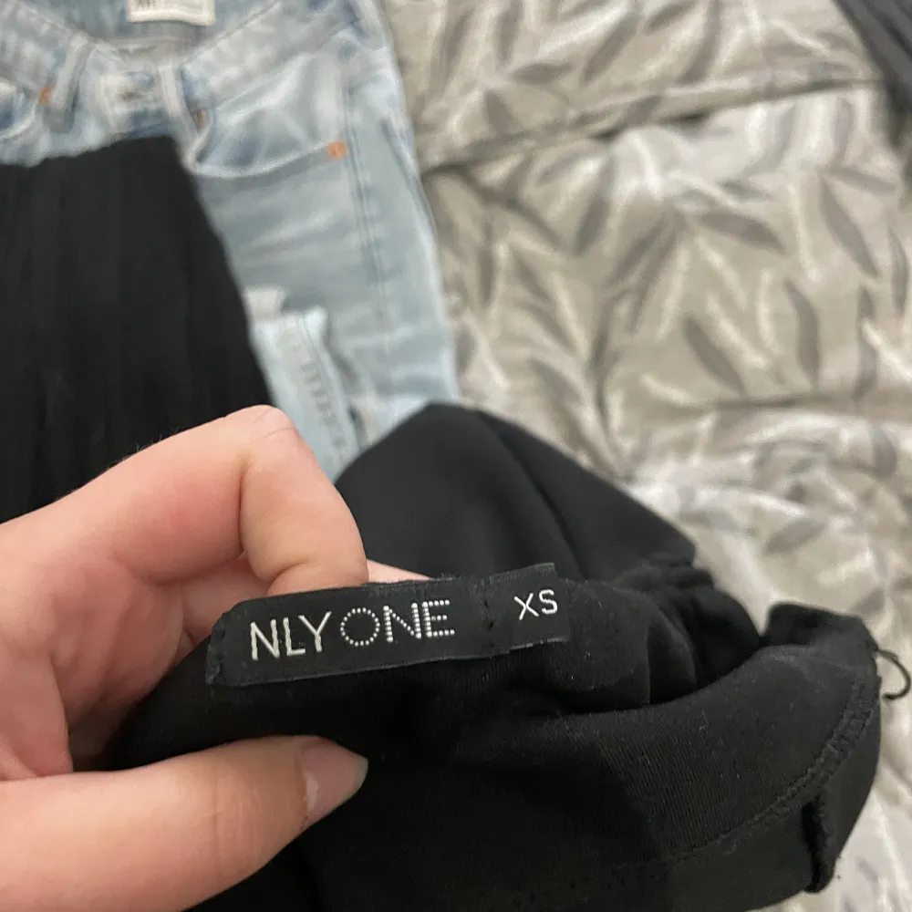 Säljer dessa byxor från Nelly i storlek xs🥰. Jeans & Byxor.