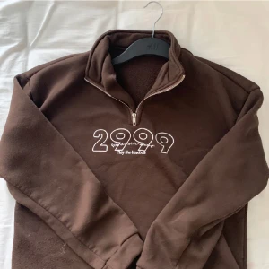 Sweatshirt - Tröja med tryck. Finns ingen storlekslapp i men passar bra på mig som bär M🥰 Aningen nopprig. 