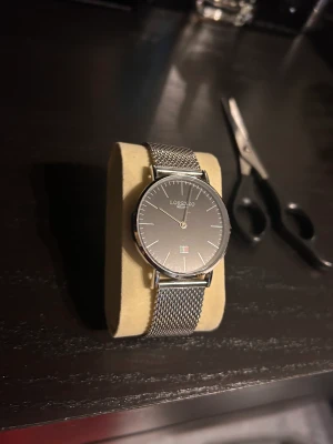 Lorenzo herr klocka - Säljer denna då jag har skaffat andra klockor. Köptes för cirka 7 år sedan och frf i bra skick. Batteriet är slut dock så den bör väl bytas, annars sitter den fint ändå.  Justerbart armband.