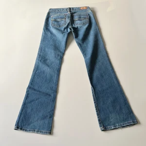 Lågmidjade jeans - Lågmidjade bootcut jeans från Abercrombie & Fitch, helt nya med lapp kvar. Midjemått: 72 cm, stretchig. Innerbenslängd: 81 cm. Inga defekter. De är lite för små för hon på bilden. Hon är 167 cm 💕 
