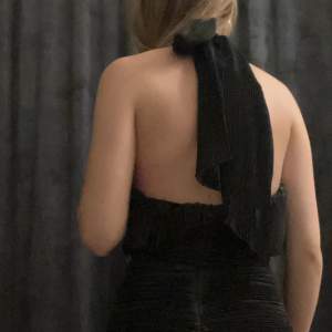Jätte fin svart kort klänning med öppen rygg. Perfekt till fest!🪩