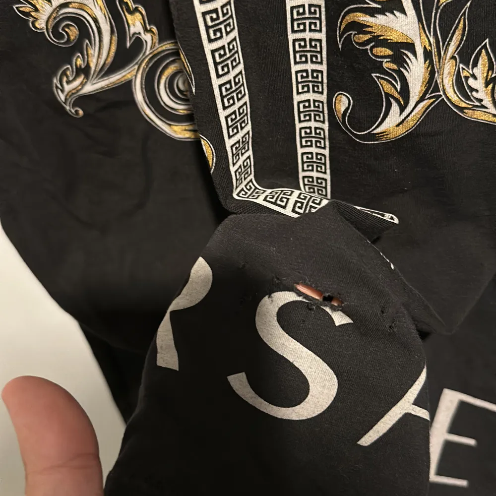 Skitsnygg Versace Tshirt som jag nu tyvärr säljer. Liten för mig därav säljer jag den. Den har en liten defekt (se bild 3) men annars är den dunder (skick 7/10). Först till kvarn som gäller!. T-shirts.