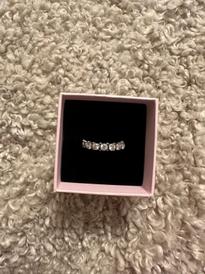 Kumkum  - Kumkum ring i jättefint skick. Äkta silver och fina glittrande stenar