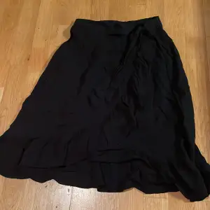 Säljer denna kjol från Lindex. Är i fint skick!