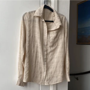 Skjorta  - Beige skjorta/blus med rutmönster i samma färg! 