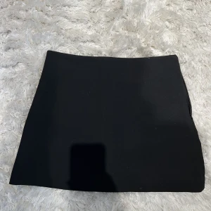 Svart kjol - Så fin svart kjol från zara som tyvärr inte kommer till användning!! Perfekt nu till hösten😍