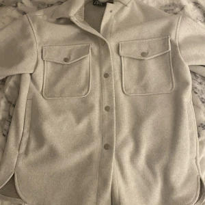 Höstkappa - Jättefin höst kappa i en vit/beige färg, perfekt nu när det är kallare ute! Köptes förra hösten på Zara och har komit till användning men är i mycket bra skick! Nypris var 500kr tror jag. Kom privat för fler bilder eller eventuella frågor💓