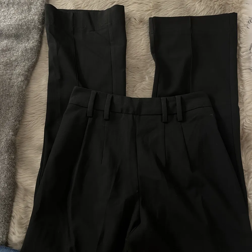 Ett par högmidjade finbyxor från bershka, i storlek 36. Materialet är polyester och viskos. Använd några ggr men fortfarande som ny. . Jeans & Byxor.