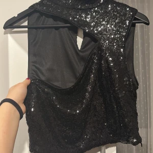 Topp - Glittrig svart topp vilket passar perfekt för fester💕