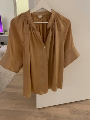 Satinblus från Arket Strl 38 - Använd fåtal gånger. Fint skick!